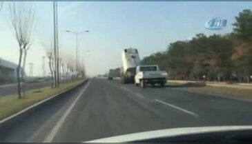 Damperi açık çöp kamyonunun tehlikeli yolculuğu