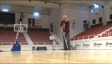 Temizlik görevlisinin basketbol yeteneği şaşırtıyor