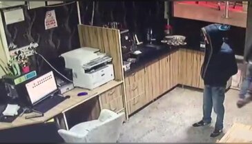 Biri gözcülük yaptı, diğeri hırsızlık