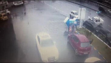 E-5'te kayan kamyonet dört araca böyle çarptı