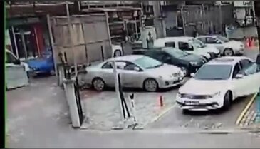 Otopark ücretini kapalı kulübeye bıraktı
