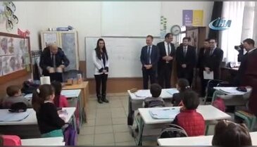 Bursa'da öğrenciler belediyenin dağıttığı kumbaralarda kitap parası biriktirecek