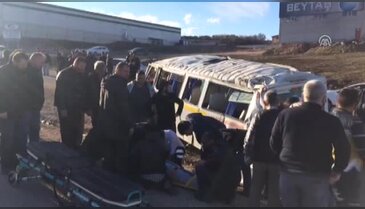 Bursa'da servis aracı otomobille çarpıştı! Çok sayıda kişi yaralandı - 2