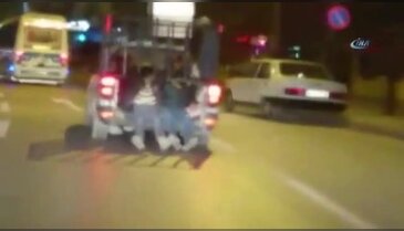 Kamyonet üzerinde tehlikeli yolculuk