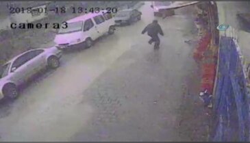 Araçlar çöken yoldan dereye düştü