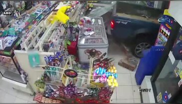 Kamyonetle girdiler, ATM'yi götürdüler