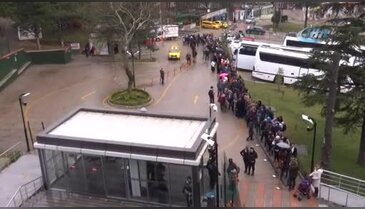 Bursa Uludağ'da kar yolları kapadı, teleferiğe hücum ettiler