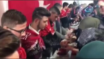 Bursa'da 12 anne ellerine kına yaktıkları evlatlarını askere gönderdi