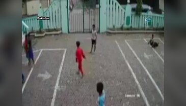 Motosiklet okula daldı: 4 yaralı