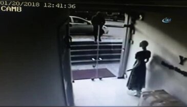 Güpegündüz iş yerinden bilgisayar çalan hırsız kamerada