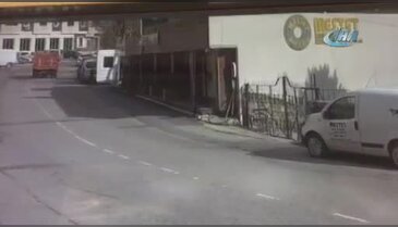 Kadın sürücü, oyuncu Erkan Petekkaya'nın restoranına böyle daldı