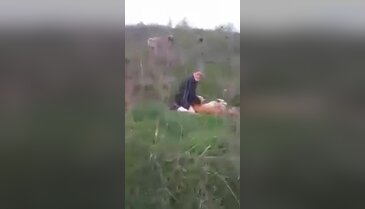Ahlak yoksunu yaşlı adam cami önünde köpeğe tecavüz ederken yakalandı! (+18)
