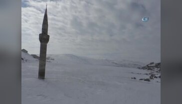 Buzlar arasından yükselen minare