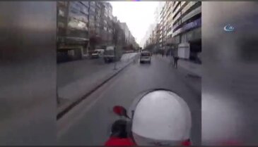 Motosikletli kuryelerin ölümden döndüğü anlar kamerada