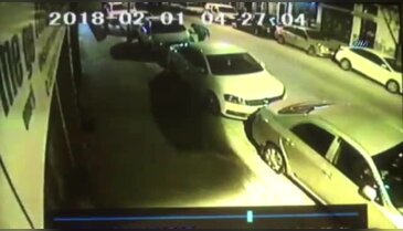 Önüne gelen araca zarar verdi