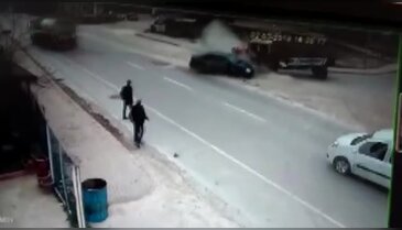 Otomobil önce yakıt tankerine sonra traktöre çarptı