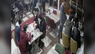 İlgi isteyen polis garsonu tokatladı