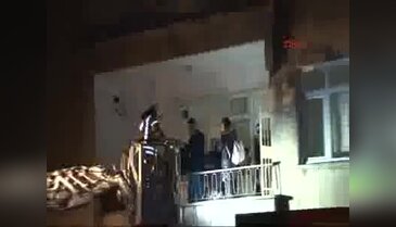 Gece yarısı bir binanın giriş merdiveni çöktü!