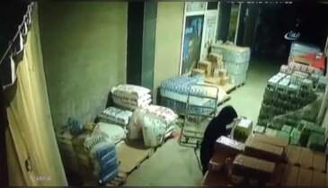 Markette hırsızlık kamerada