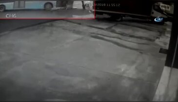 Kontrolden çıkan otobüs otomobili böyle sürükledi