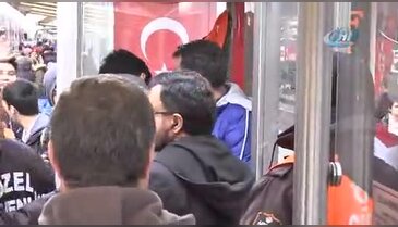 Tramvaydaki taciz şüphelisine linç girişimi