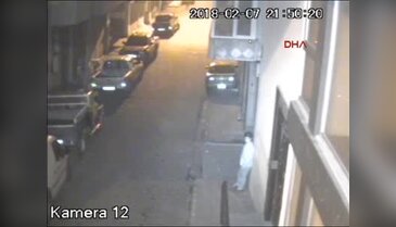 Kadını yerde sürükledi