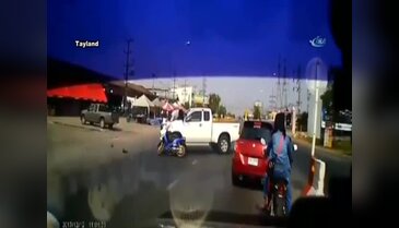 Motosikletli metrelerce uçtu
