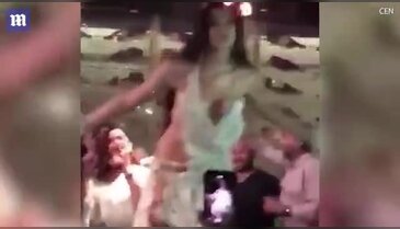 Rus dansözü 'çok seksi' olduğu için sınır dışı ediyorlar!