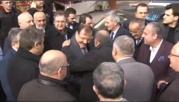Önce şaşırtan sonra kızdıran Sevgililer Günü afişi