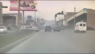 Reklam panosu otomobilin üzerine böyle devrildi