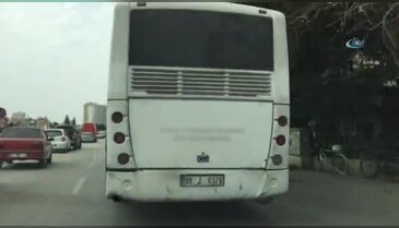 Kucağında çocuğu, elinde telefon ile otobüs kullandı