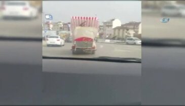 Trafikte yürekleri ağza getiren görüntüler kamerada