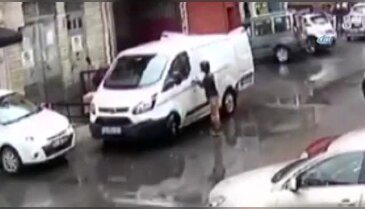 15 saniyede cep telefonunu böyle çaldı