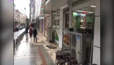 Kocaeli'de bir kişi 'Buyrun' demeyen çalışanı bıçakladı