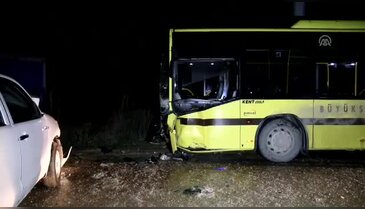 Bursa'da belediye otobüsü ile kamyonet çarpıştı: 1 ölü, 2 yaralı