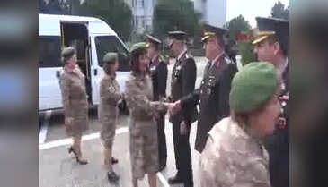 Bursa'da asker kıyafetli kadın korosundan Mehmetçiğe marşlı destek