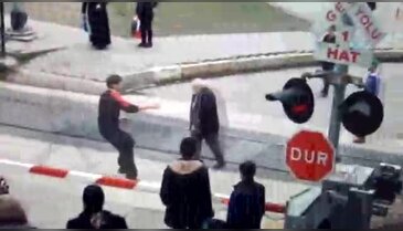 Son anda kurtardı! Az daha trenin altında kalıyordu