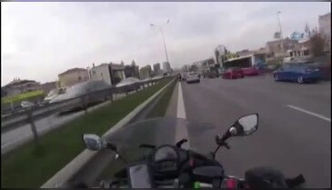 Otomobilin sıkıştırdığı motosikletli böyle kaza yaptı