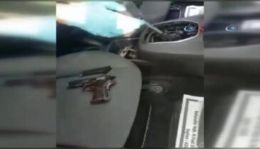 Otomobilin vites kolu boşluğundan 2 tabanca çıktı