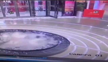 Yürürken cep telefonuyla uğraşınca...