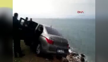 Askıda kalan otomobili vatandaşlar tuttu