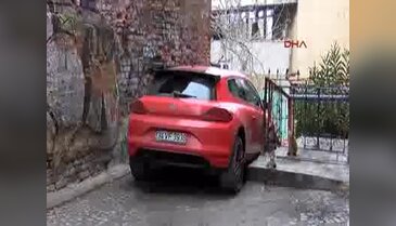 Otomobille merdivenlerden inmeye çalışınca...