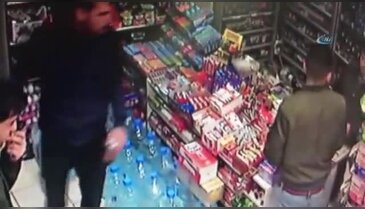 Market sahibinin bıçaklı hırsızla boğuşması kamerada