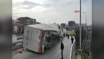 TIR yan yattı, trafik felç oldu!