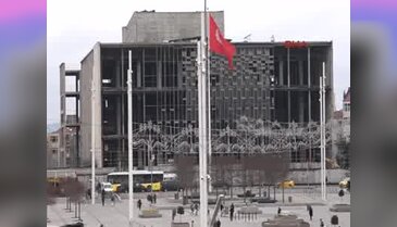 AKM'de ön cephe sökülüyor