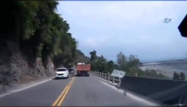 Dağdan kopan kaya yola böyle düştü