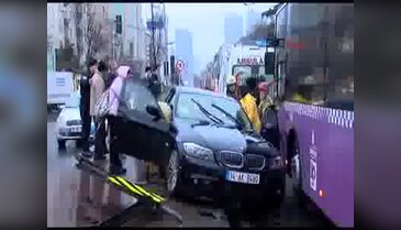 Kaza yapan yakının kurtarılmasını gözyaşlarıyla izledi