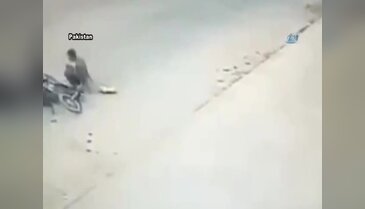 Devrilen motosikletin altında kaldı