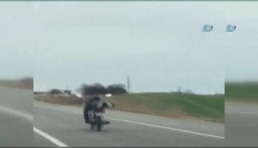 Motosiklet üzerinde tehlikeli yolculuk