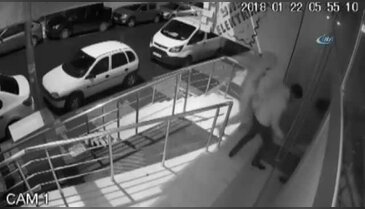 100 bin lira çalan hırsızlar güvenlik kamerasında